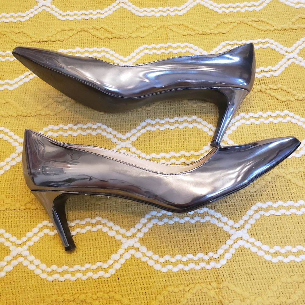 Nine West metallic pumps